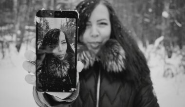 girl shows photo on phone
