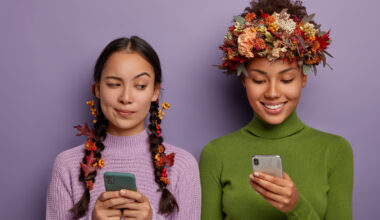 girls with smartphones